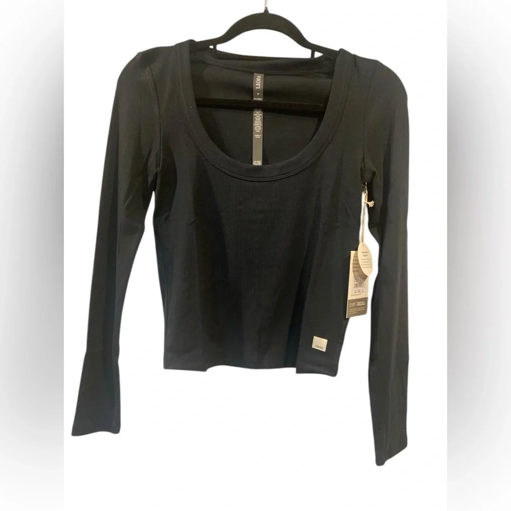 NWT Vuori long sleeve pose scoop tee Size M